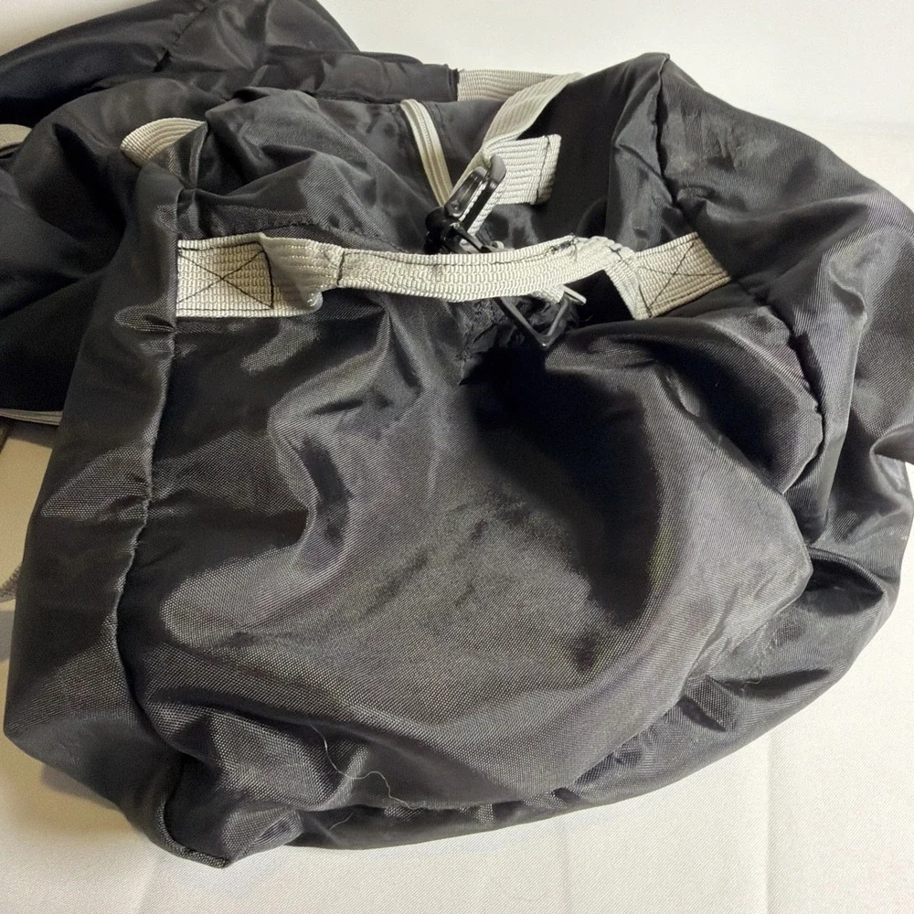 Nike XL Duffle Bag with Adjustable Shoulder Strap Black/grey 28